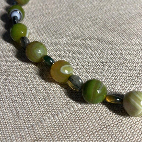 Green, agate and semi precious stone and glass necklace 20 inches long - Picture 2 of 4